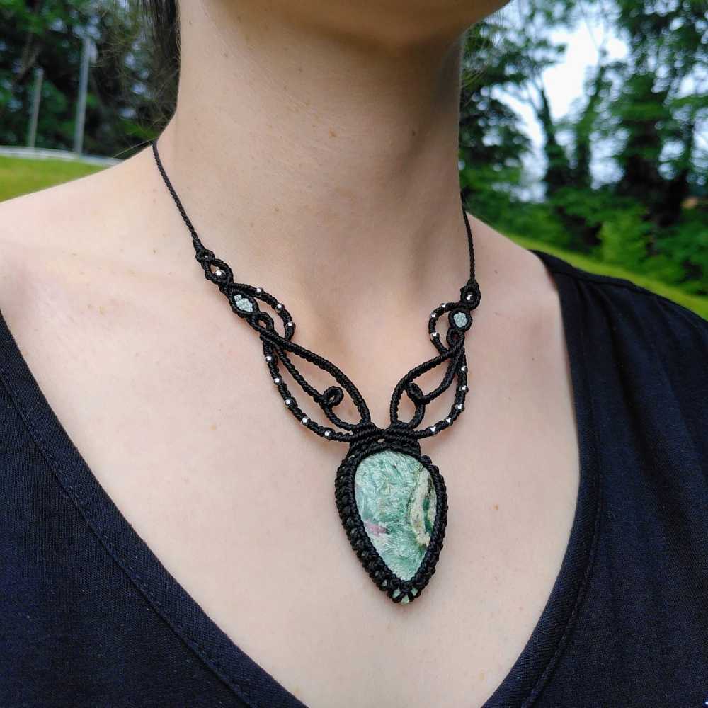 Rubis fuschite - Collier goutte - Joie de vivre et Protection