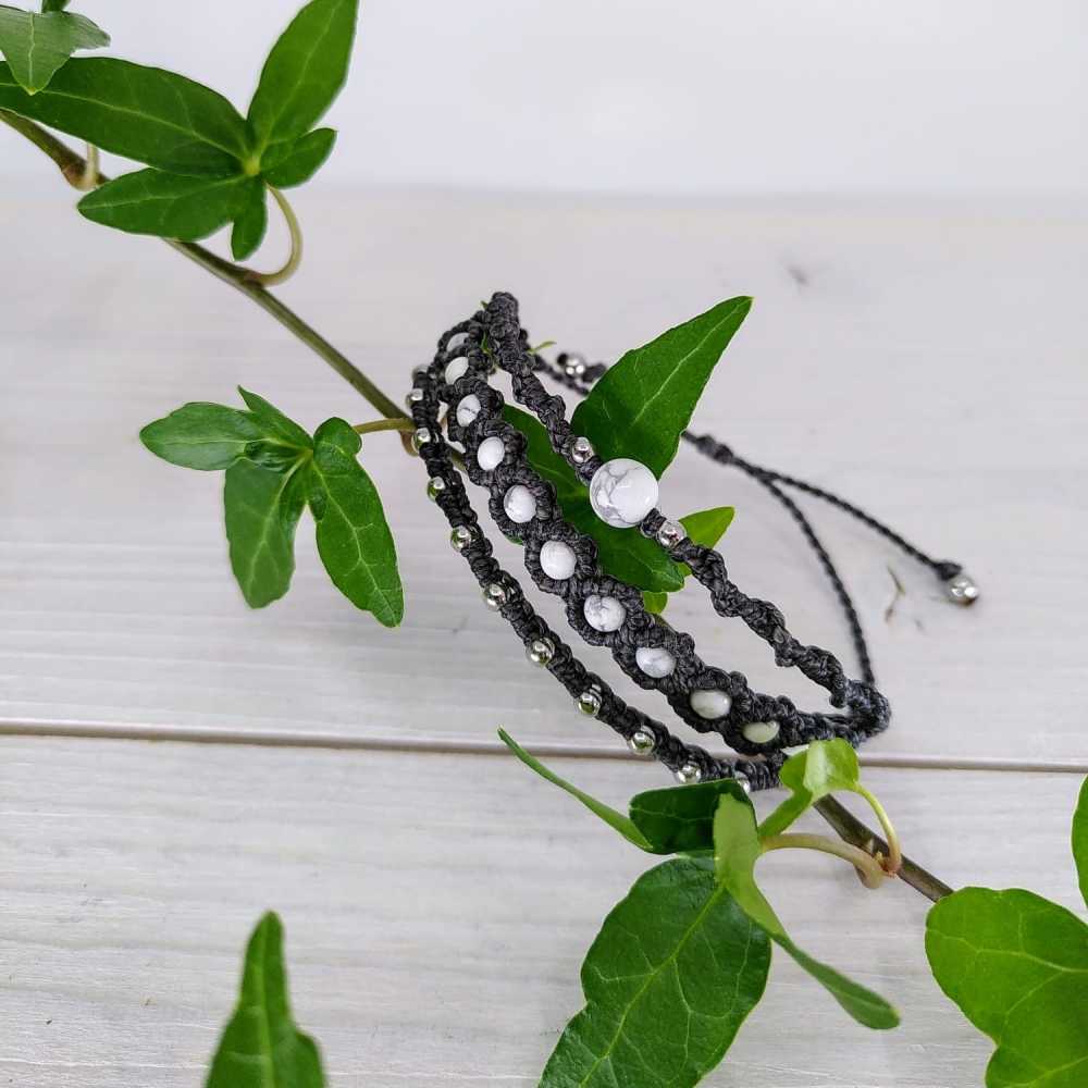 Howlite - Dreifaches Armband aus selbstgemachtem Mikro-Makramee - Frieden