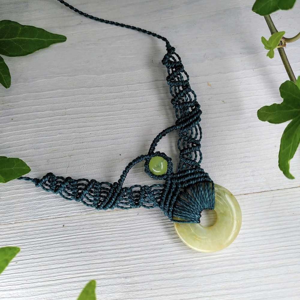 Jade - Collier en micro-macramé avec donut