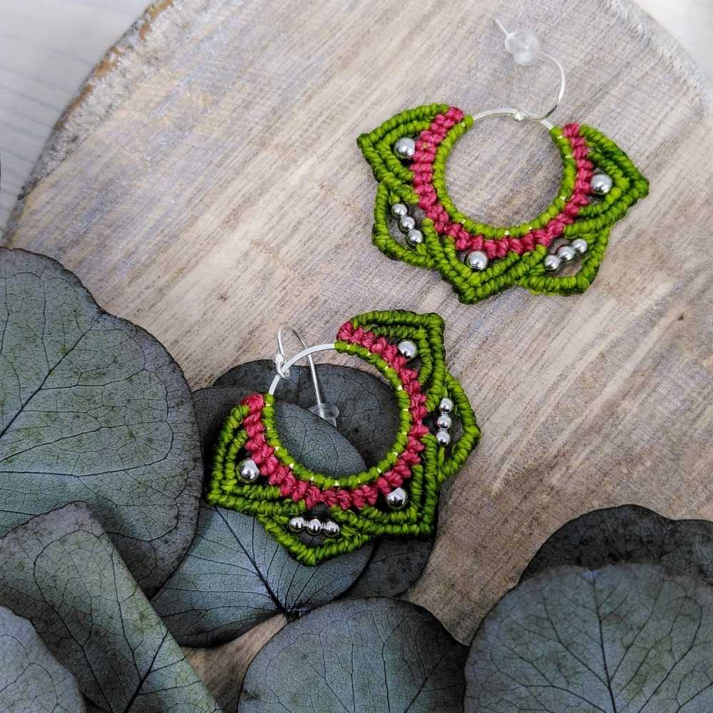Boucles d'oreille micro-macramé - vert et rose