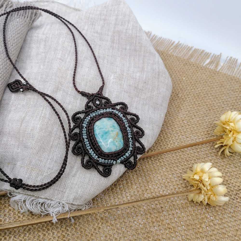 Amazonit-Anhänger aus Mikromakramee - Kreativität, Zärtlichkeit, Besänftigung