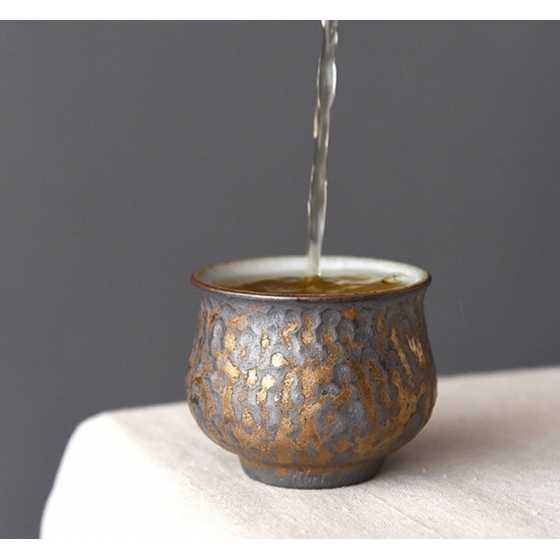 Goldene Teetasse aus Keramik – Gohobi