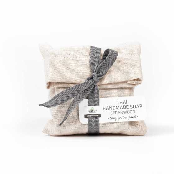 Thailändische Handwerksseife – Zeder – Baumwollbeutel – 100 g