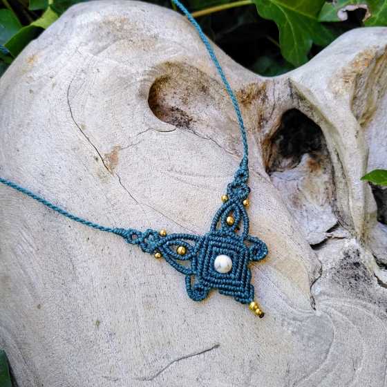 Howlite – Kleine, handgefertigte Mikro-Makramee-Halskette