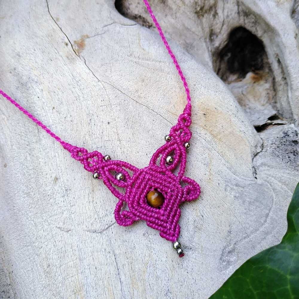 Tigerauge – Kleine Halskette aus Mikro-Makramee