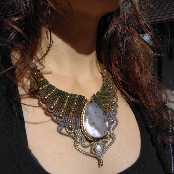Dendritischer Achat und Howlithperlen - Mikromakramee-Halsband home made - Modell Isis von Solyluna