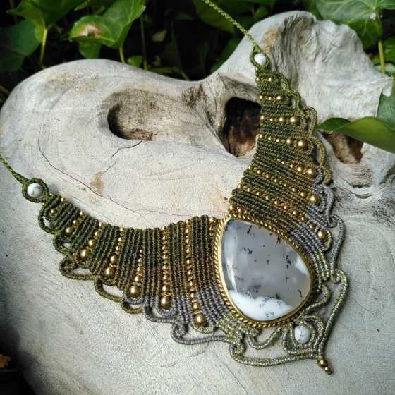 Dendritischer Achat und Howlithperlen - Mikromakramee-Halsband home made - Modell Isis von Solyluna