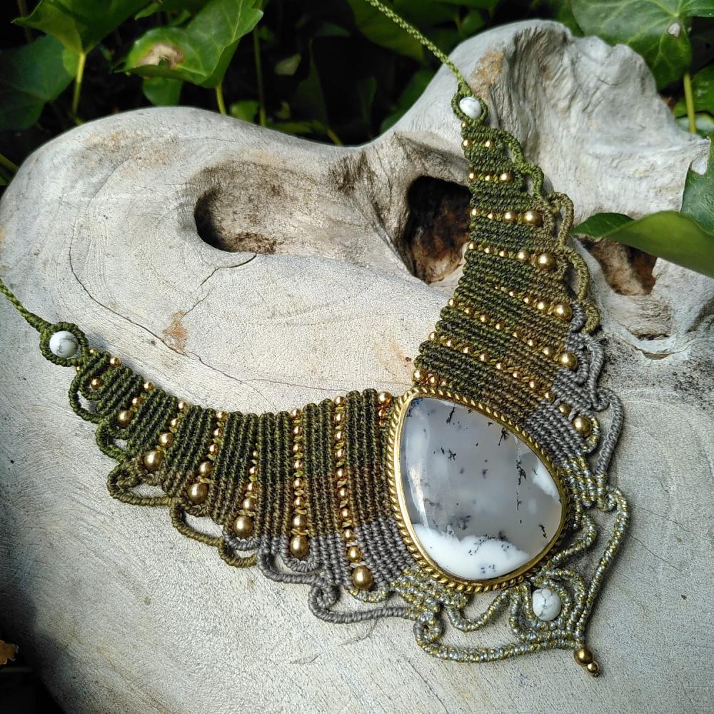 Agate dendritique et perles de Howlite - Collier micro-macramé home made - Modèle Isis de Solyluna