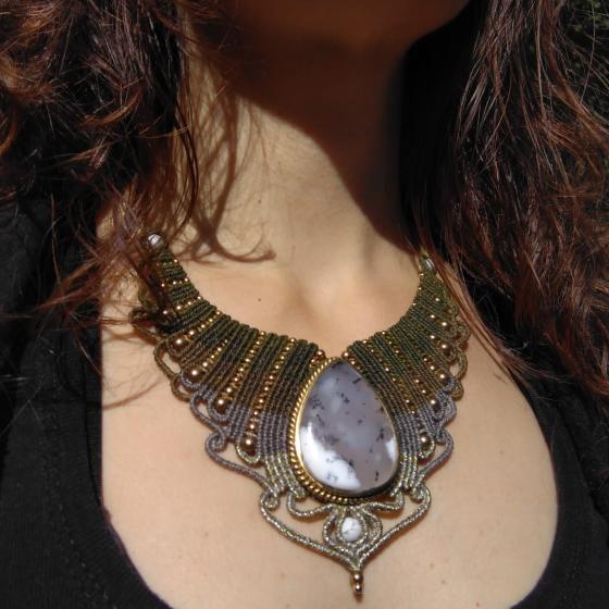 Agate dendritique et perles de Howlite - Collier micro-macramé home made - Modèle Isis de Solyluna