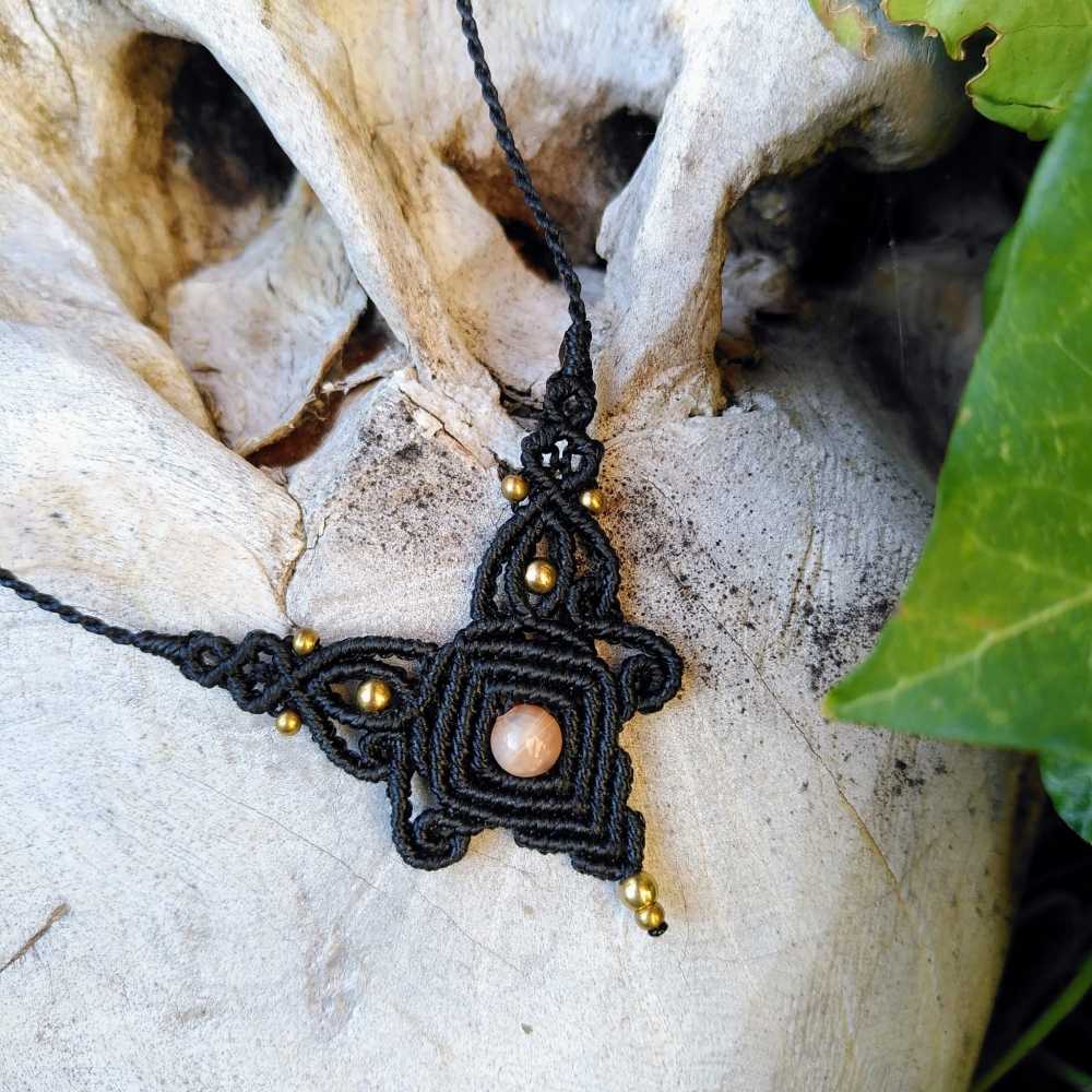 Cornaline - Petit collier en micro-macramé - Vitalité