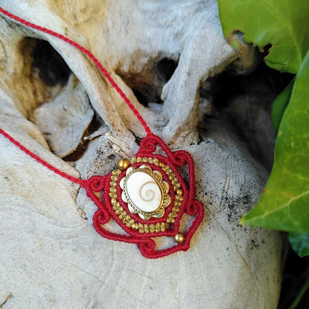 Auge der Heiligen Lucia – Halskette aus Mikro-Makramee – Glück