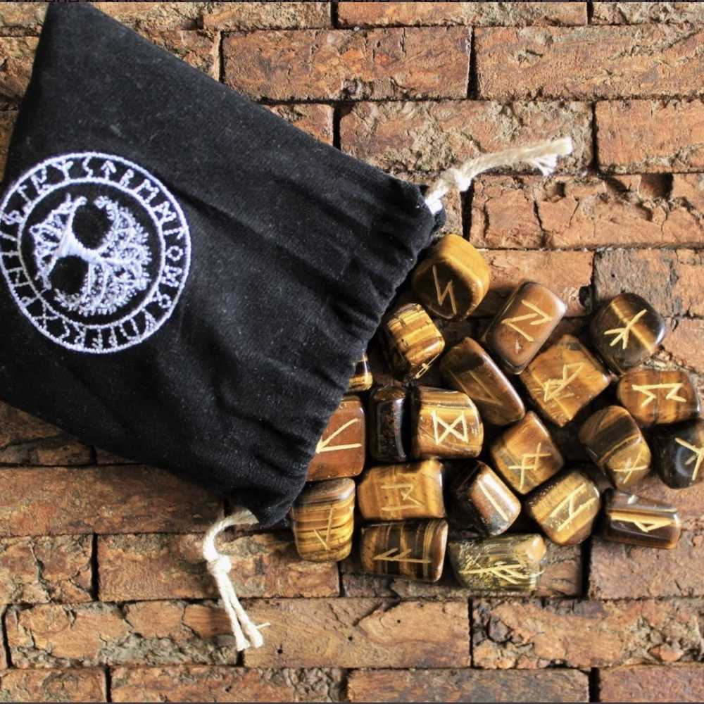 Runes Vikings en Œil de Tigre – Set de 25 pierres avec sac en velours