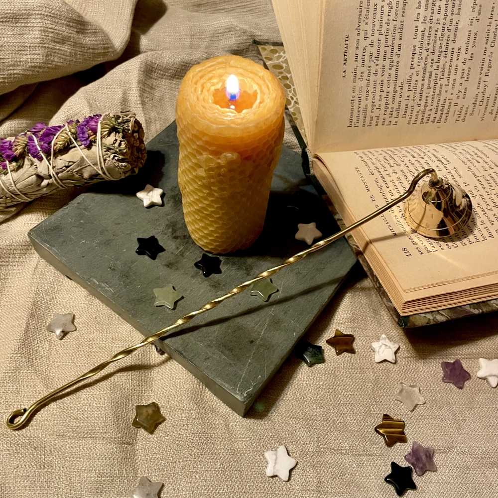 Kerzenloescher aus Messing – Elegantes Werkzeug fuer Kerzenpflege (25 cm)