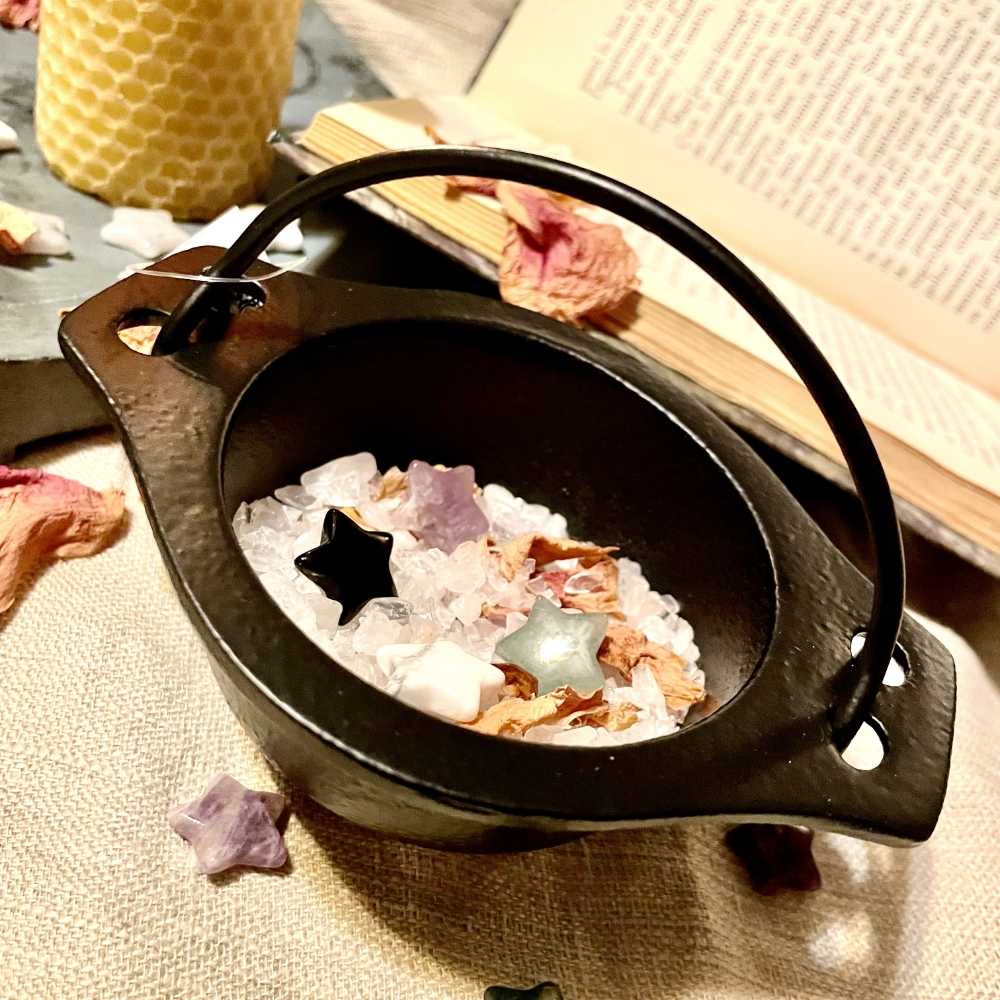 Kleiner Kessel aus schwarzem Gusseisen – vielseitig und traditionell