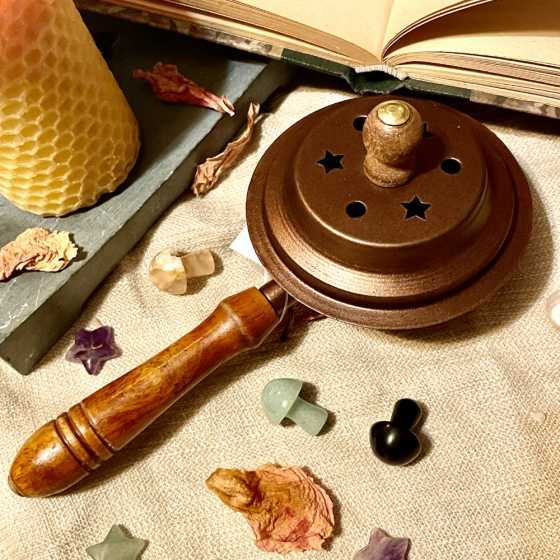 Raeucherpfanne aus Kupfer mit Holzgriff – elegant und funktional