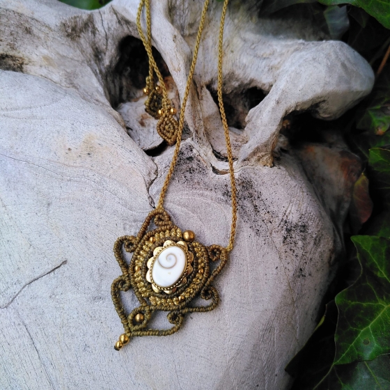 Oeil de Sainte Lucie - Petit Collier artisanal en micro-macramé - Chance