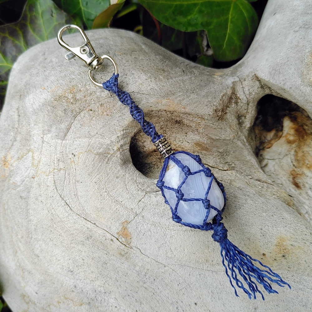Schlüsselanhänger aus Mikro-Makramee & Chalcedon - Beruhigung