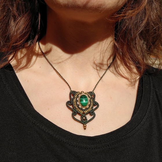 Malachit – Kleine Halskette aus Mikro-Makramee