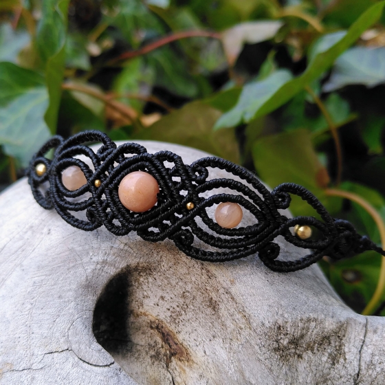 Rosa Mondstein - Handgefertigtes Armband aus Mikro-Makramee