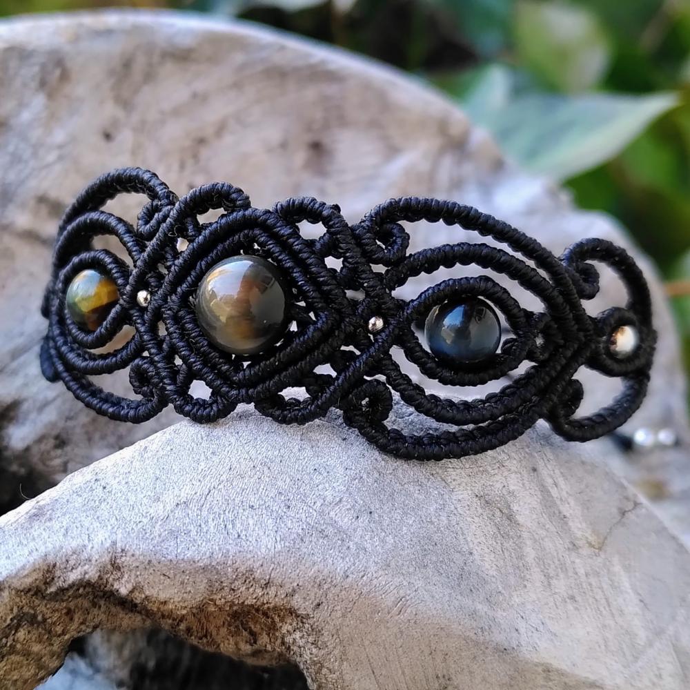 Falkenauge - Boho-Armband aus Mikro-Makramee - Aufgeschlossenheit