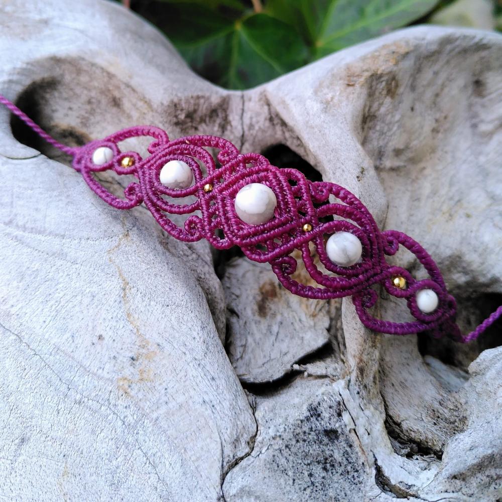 Howlite – Boho-Armband aus Mikro-Makramee - Frieden