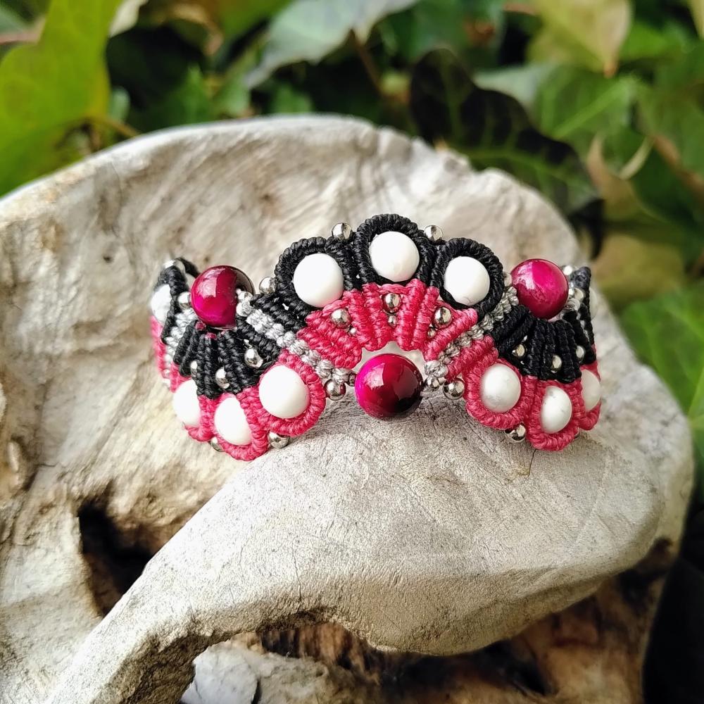 Rosa getöntes Tigerauge und Howlith – Armband Shell aus Mikro-Makramee