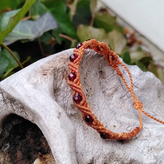 Facettierter Granat 4 mm – Armband aus Mikro-Makramee