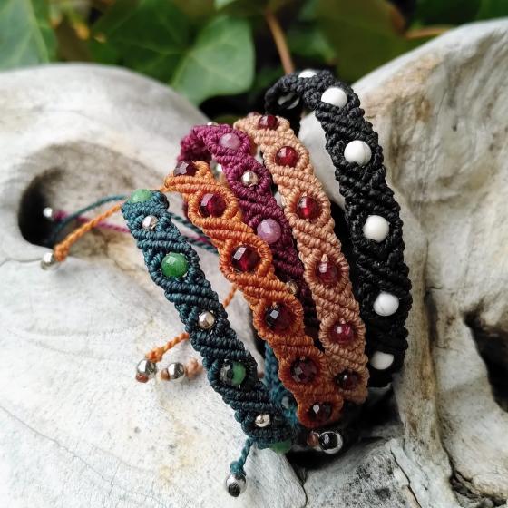 Facettierter Granat 4 mm – Armband aus Mikro-Makramee