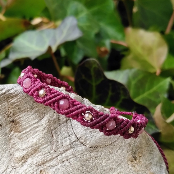 Facettierter Lepidolith 4 mm und Silberperlen – Armband aus Mikro-Makramee