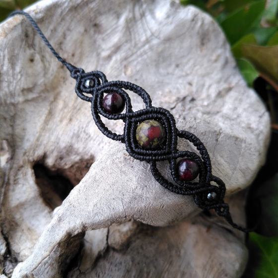 „Mut und Vitalität“ - Makramee-Armband