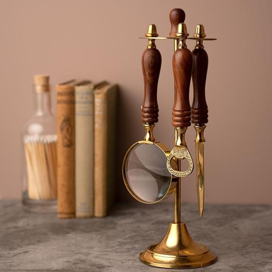 Trio du Bureau de l’Explorateur – loupe, coupe-papier & décapsuleur sur socle