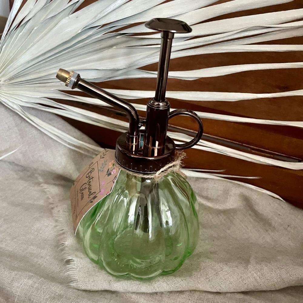 Vintage Pflanzen-Sprüher – Glas-Zerstäuber im botanischen Stil