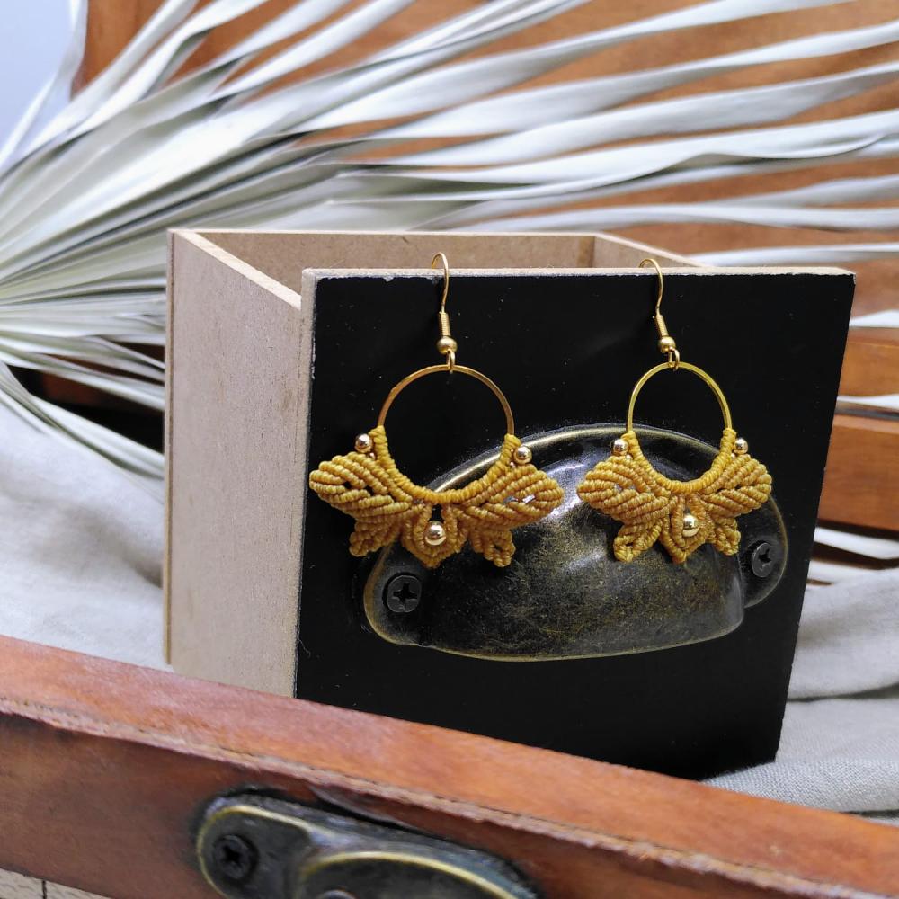 Ohrringe aus senfgelbem Mikro-Makramee – Blattmotiv – Handgefertigter Schmuck
