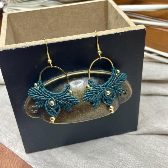 Boucles d’oreilles artisanales en micro-macramé vert canard – Motif feuilles