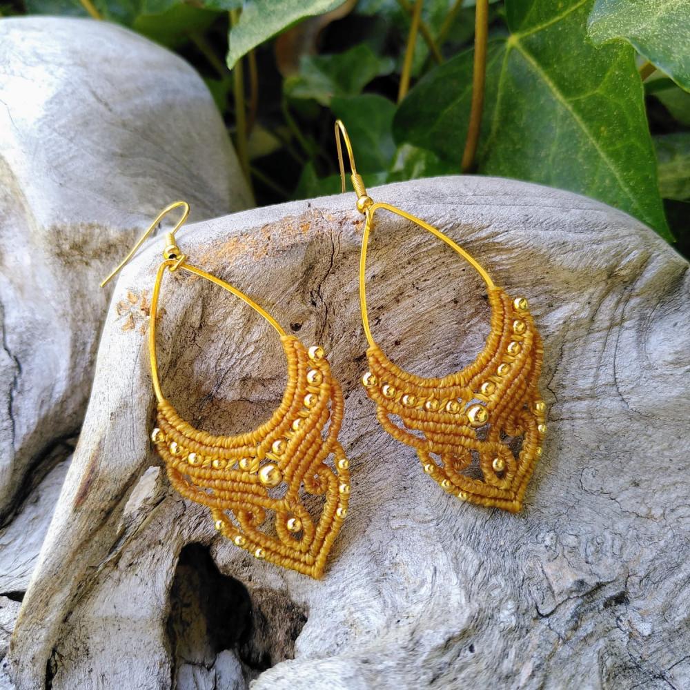 Ohrringe aus senfgelbem Mikro-Makramee – Handgefertigter Schmuck