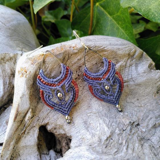 Boucles d’oreilles artisanales en micro-macramé bleu tendre et rouge brique