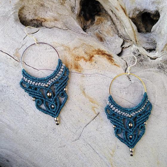 Ohrringe aus blaugrünem Mikro-Makramee und silberfarbenem Garn – Handgefertigter Schmuck