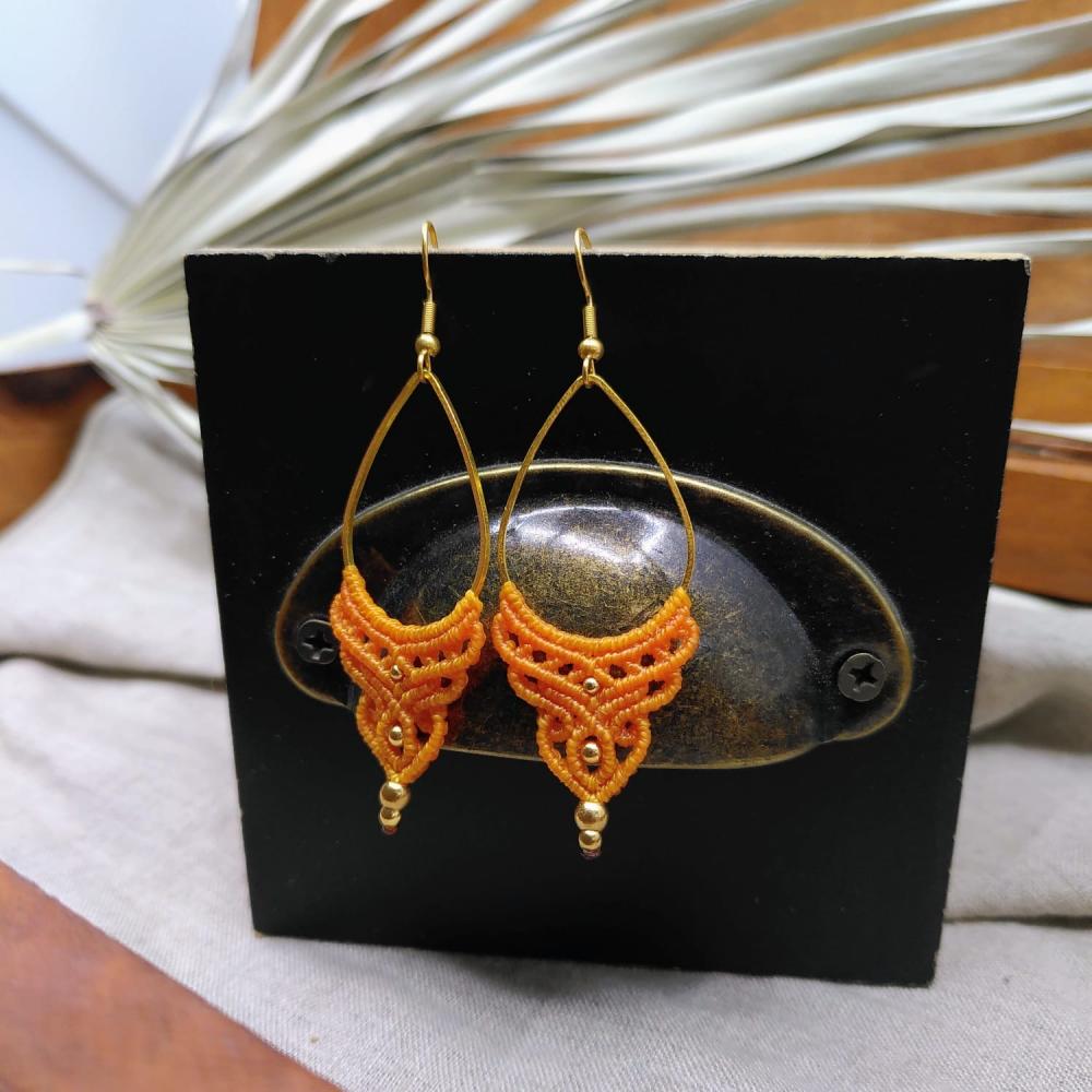 Ohrringe aus Mandarinenfarbenem Mikro-Makramee – Handgefertigter Schmuck