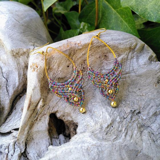 Ohrringe aus mehrfarbigem, glitzerndem Mikro-Makramee – Handgefertigter Schmuck