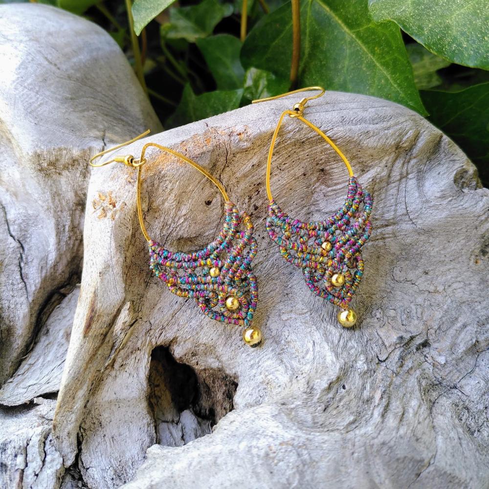 Ohrringe aus mehrfarbigem, glitzerndem Mikro-Makramee – Handgefertigter Schmuck