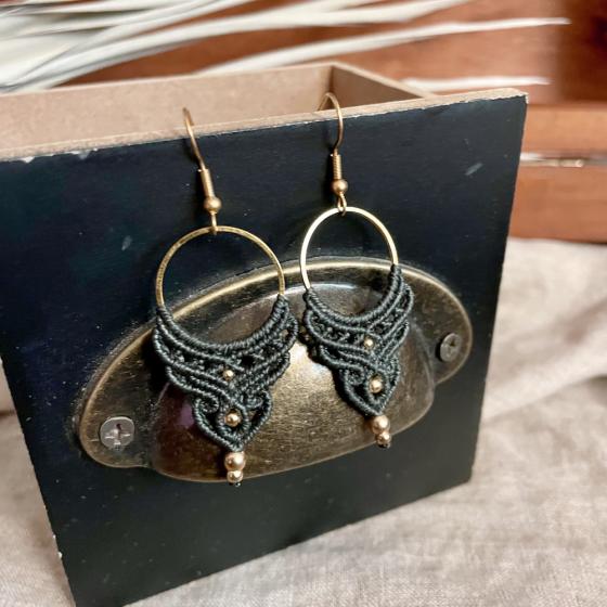Ohrringe aus Mikro-Makramee in Farn-Grün – Handgefertigter Schmuck