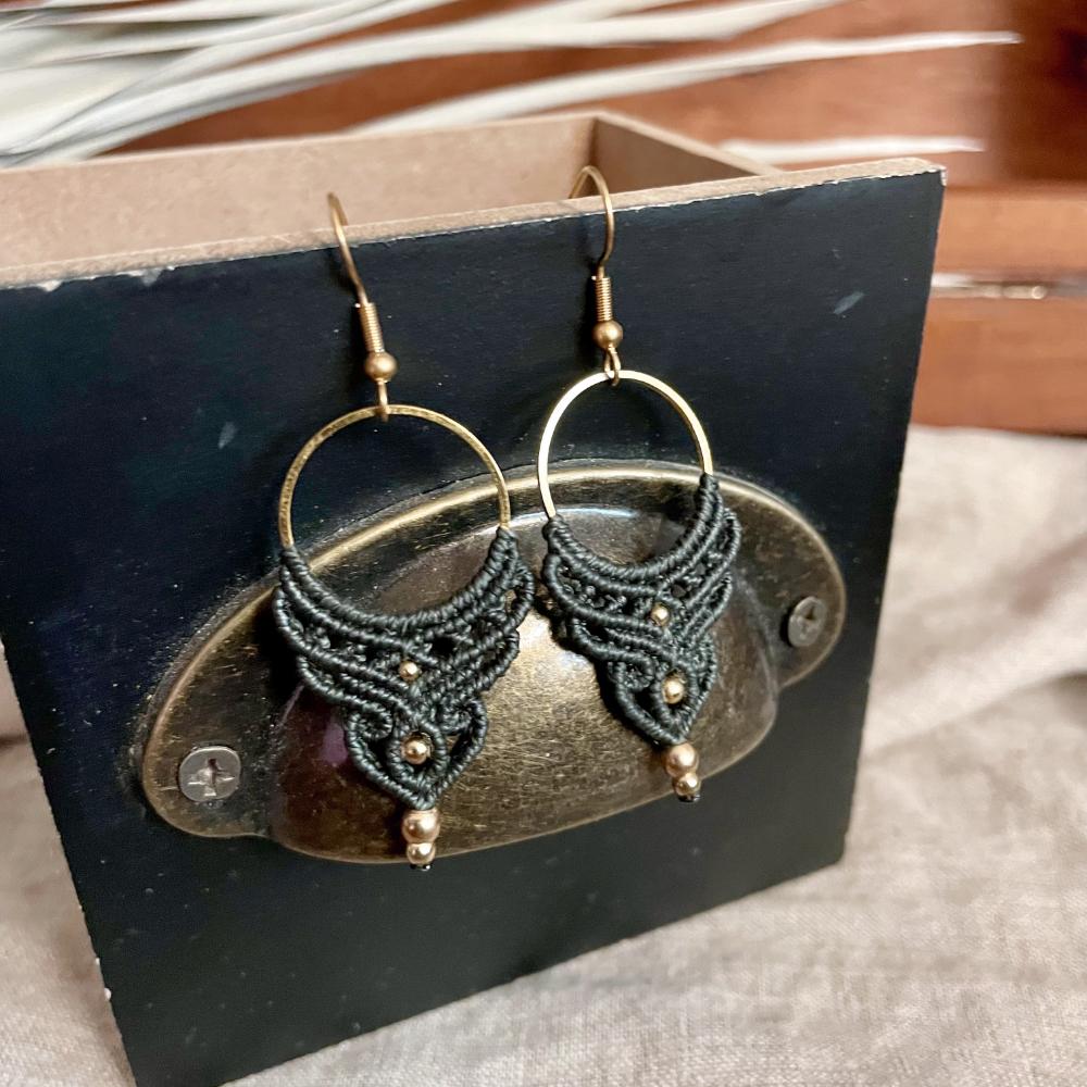 Boucles d’oreilles artisanales en micro-macramé vert fougère