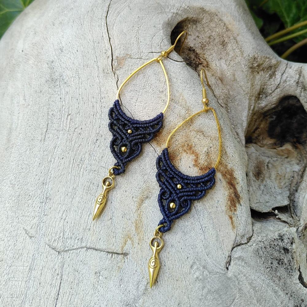 Boucles d’oreilles artisanales en micro-macramé bleu foncé