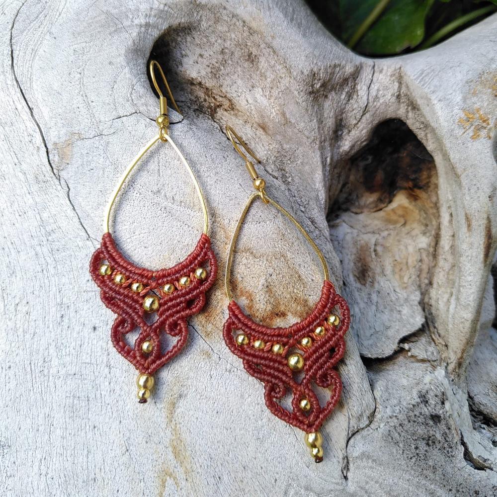 Boucles d’oreilles artisanales en micro-macramé rouge brique
