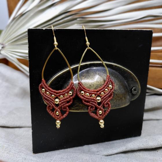 Boucles d’oreilles artisanales en micro-macramé rouge brique