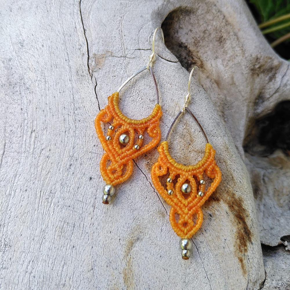 Boucles d’oreilles artisanales en micro-macramé mandarine