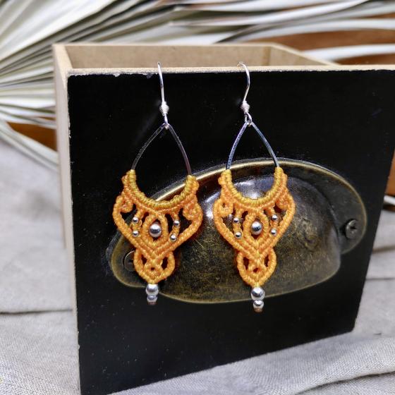 Ohrringe aus Mandarinenfarbenem Mikro-Makramee – Handgefertigter Schmuck