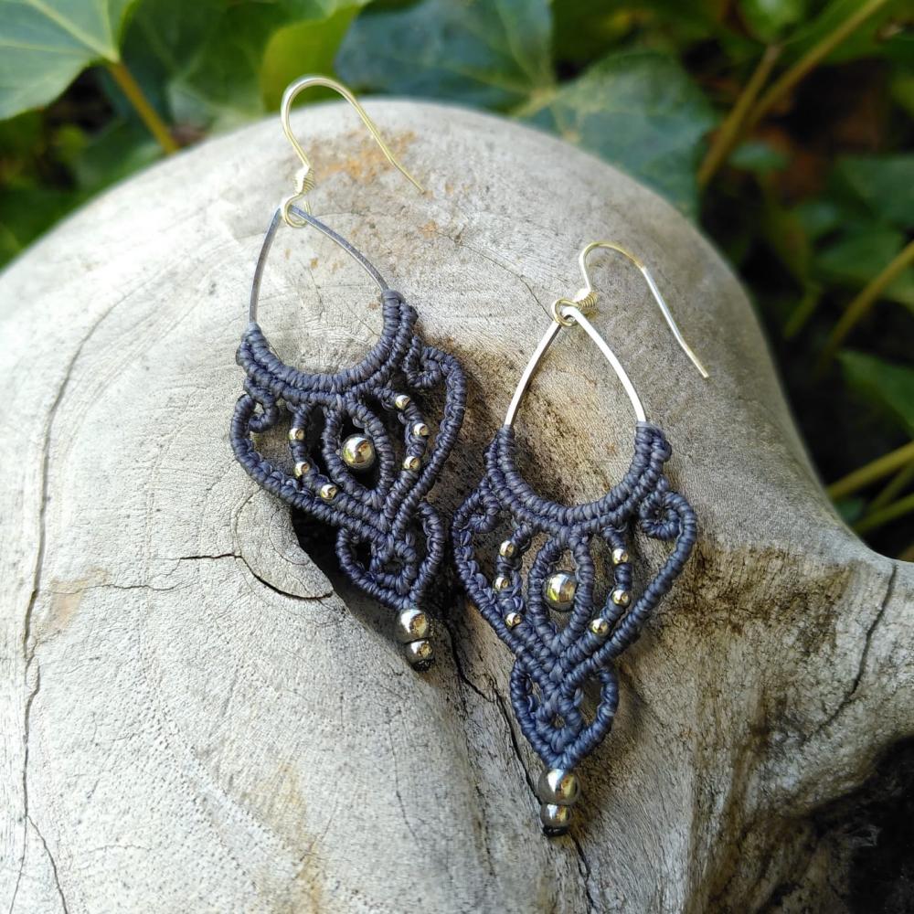 Ohrringe aus zartblauem Mikro-Makramee – Handgefertigter Schmuck