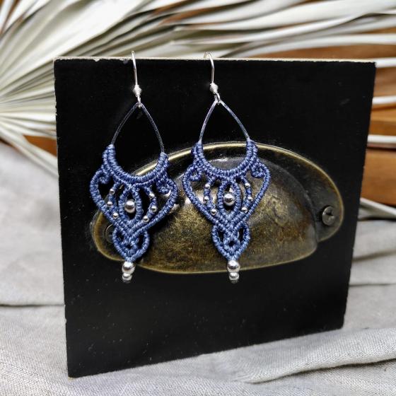 Ohrringe aus zartblauem Mikro-Makramee – Handgefertigter Schmuck