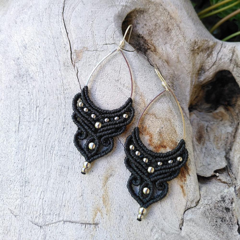Boucles d’oreilles artisanales en micro-macramé noir